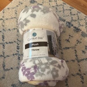 Comfort Bay Plush Throw with Floral Design